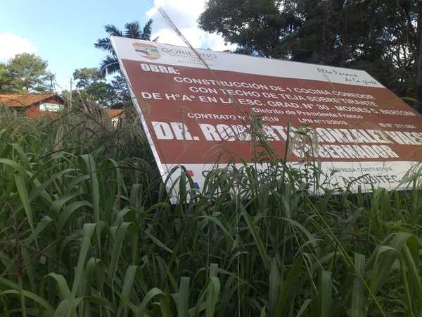 Prominentes yuyales en escuelas de Franco, que carecen de mejoras en infraestructura