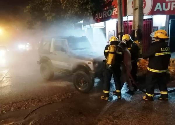 Incendio de vehículo en Luque •