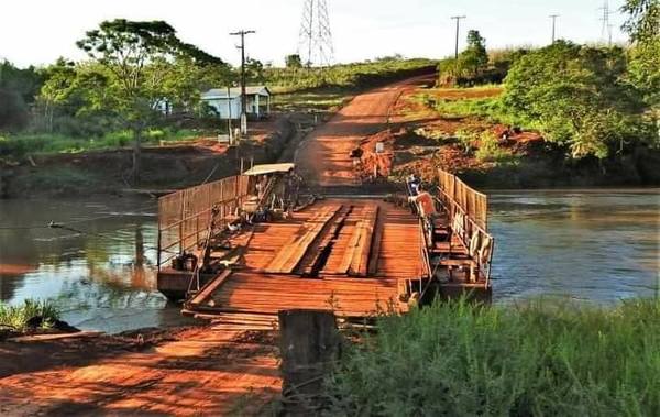 Camioneta cae al río Ñacunday tras fallo de frenos