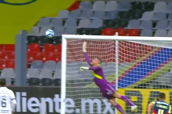 La impresionante atajada de Antony en el fútbol mexicano