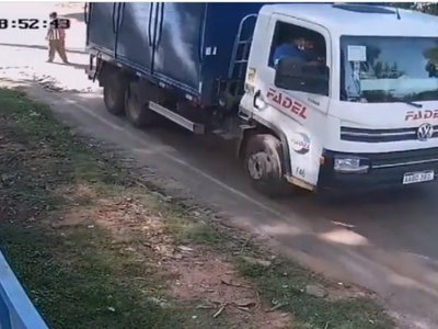 Señora fue arrastrada varios metros por camión en reversa