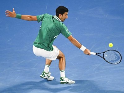 Djokovic y Thiem cierran sus estrenos en tres sets