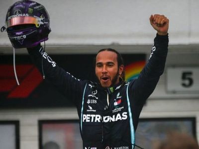 Hamilton renueva un año con Mercedes