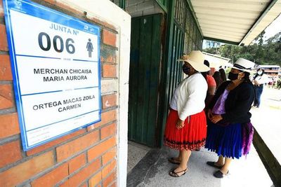 Líder indígena y exbanquero pelean voto a voto su pasaje al balotaje en Ecuador - Mundo - ABC Color