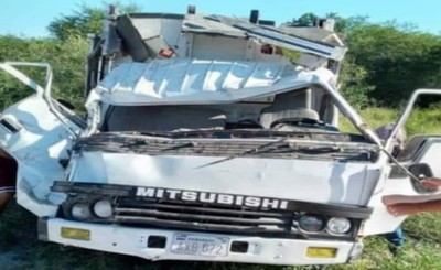 Camión que transportaba a comunidad indígena vuelca y deja dos muertos