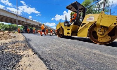 Comenzó el asfaltado de las nuevas rotondas de la avenida Primer Presidente