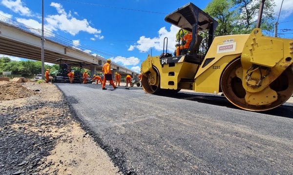 Comenzó el asfaltado de las nuevas rotondas de la avenida Primer Presidente