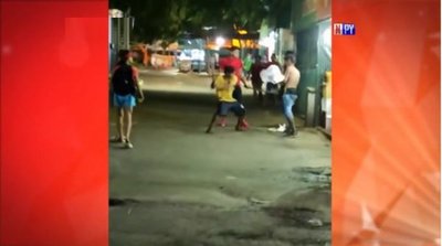 Permisionaria del mercado de Abasto se encadena exigiendo seguridad | Noticias Paraguay