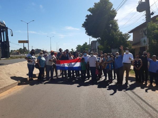 Vecinos de MRA y Limpio hacen un simbólico cierre de ruta