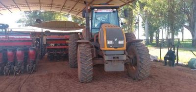 Empresario denuncia que intentaron quemar sus tractores en Curuguaty - Nacionales - ABC Color