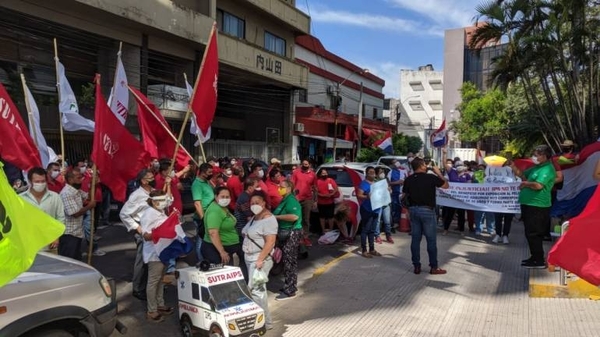 HOY / Protesta frente a la Caja Central del IPS: Funcionarios exigen pagos que continúan pendientes