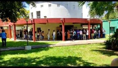 Becados de la UNA denuncian recorte del segundo desembolso de las becas