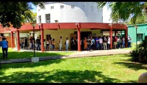 Becados de la UNA denuncian recorte del segundo desembolso de las becas