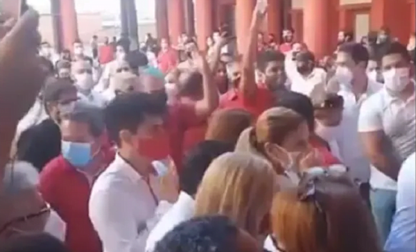 Aglomeración, abrazos y hurras en inscripción de Nenecho Rodríguez - Noticiero Paraguay