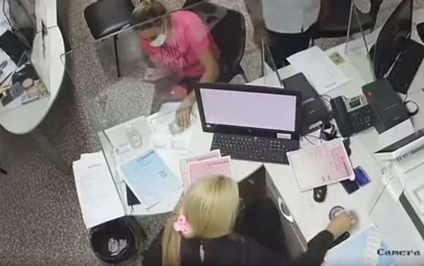 Supuesta descuidista solicita documentos en el Registro Civil y se retira sin pagar - Nacionales - ABC Color