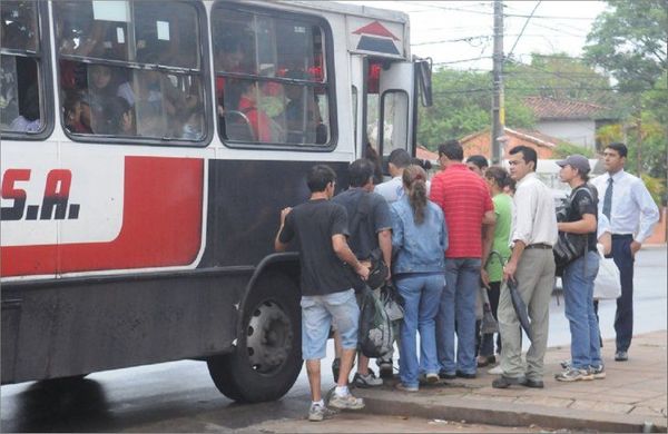 Si sube combustible transportistas “vacunarán” con el pasaje