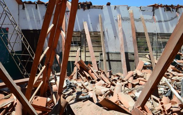 Se desplomó el techo de la escuela Puerta del Sol, en San Antonio, y no podrán iniciar las clases - Nacionales - ABC Color