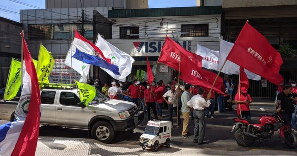 La Nación / Funcionarios del IPS se manifiestan y amenazan con ir a huelga general