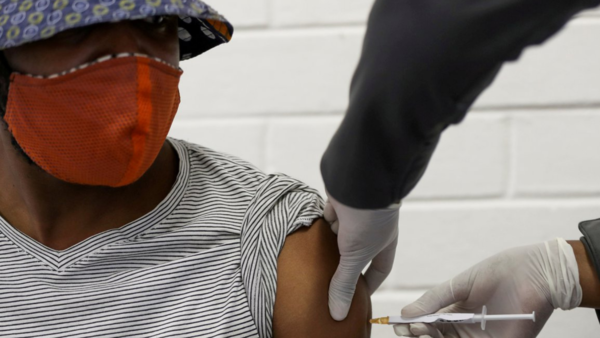 Sudáfrica suspende vacunación con AstraZeneca por baja eficacia | El Independiente