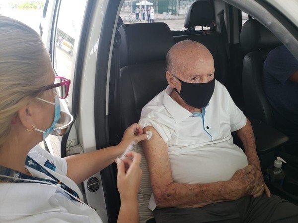 Mario Zagallo, tetracampeón mundial, fue vacunado contra el coronavirus