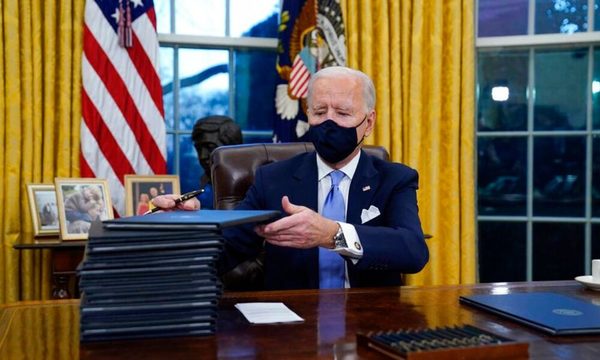 Joe Biden sube los impuestos, regula el mercado laboral y estalla el gasto público