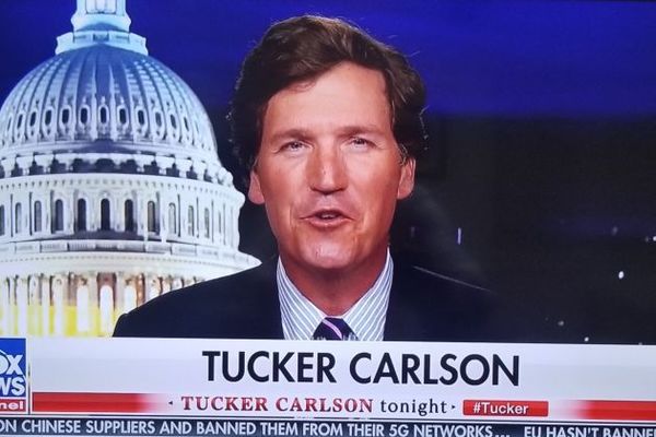 El presentador de Fox News, Tucker Carlson, afirma que CNN está tratando de sacar su cadena del aire