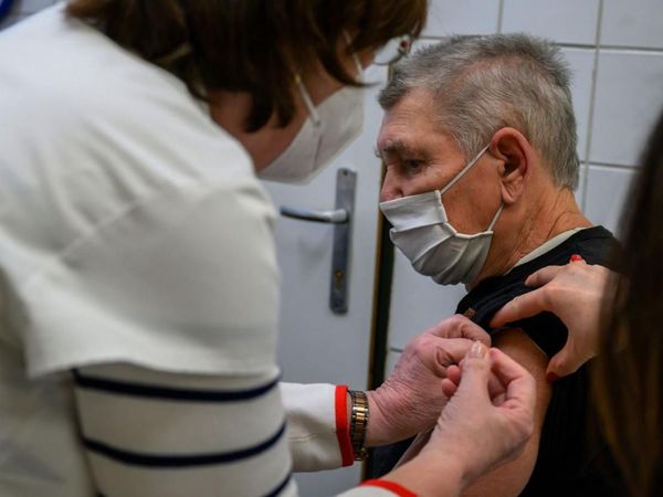 Vacuna de Pfizer es eficaz contra tres variantes del SARS-CoV-2
