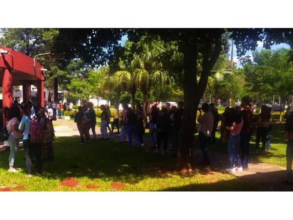 UNA: Estudiantes reclaman recorte en el pago de becas