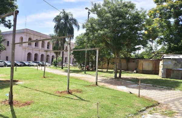 Mientras intendente promete refugios, damnificados sitian y destrozan plazas - Nacionales - ABC Color