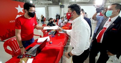 La Nación / Óscar “Nenecho” oficializó su precandidatura para las internas