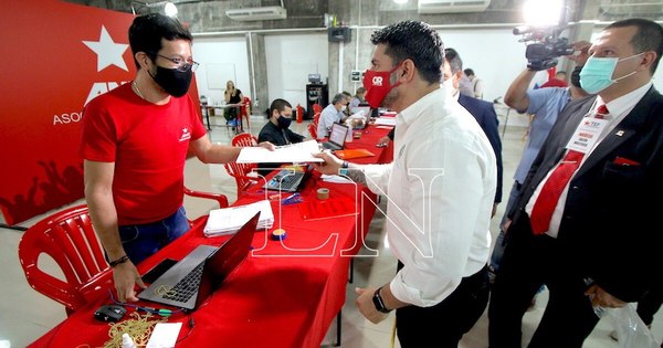 La Nación / Óscar “Nenecho” oficializó su precandidatura para las internas