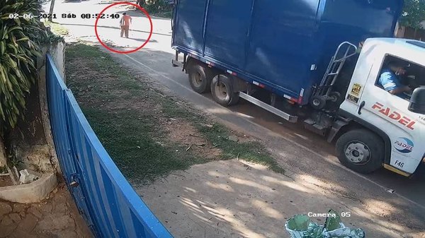 Crónica / Doña iba tranqui y fue arrastrada por camión