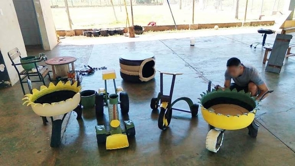 HOY / Adolescentes de Kambyreta fabrican muebles, planteras y tablas para cocina