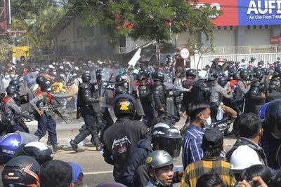 Cañones de agua a presión contra las manifestaciones en Birmania - Mundo - ABC Color