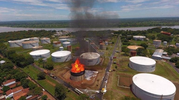 HOY / Vecinos de Petropar exigen investigación de incendio y piden que planta sea reubicada