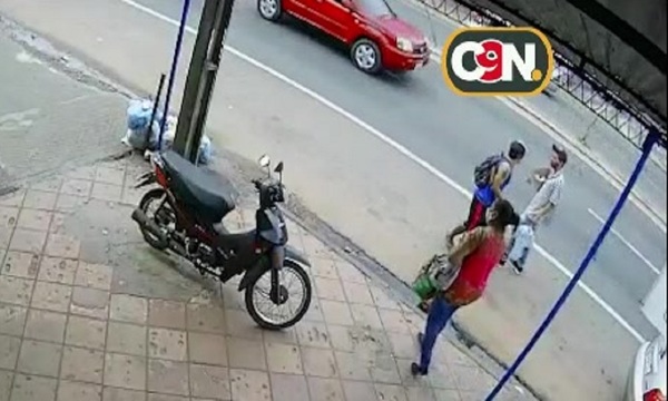 Sangrienta pelea callejera entre dos hombres en Itauguá - C9N