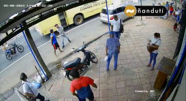 Un herido tras pelea callejera entre vendedor ambulante y un limpiavidrios en Itauguá | Ñanduti