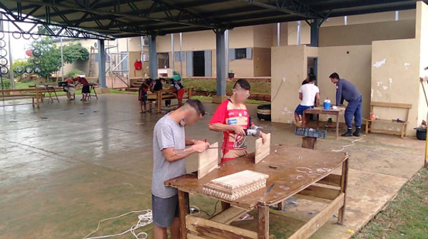 Adolescentes de Kambyreta fabrican muebles y planteras para la venta | .::Agencia IP::.
