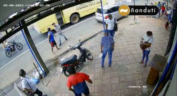 Un herido tras pelea callejera entre vendedor ambulante y un limpiavidrios en Itauguá