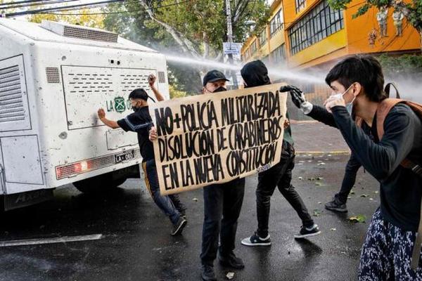 El asesinato de un artista callejero genera protestas y disturbios masivos en Chile | .::Agencia IP::.