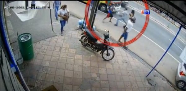 Limpiavidrios y vendedor ambulante protagonizan violenta pelea callejera | Noticias Paraguay