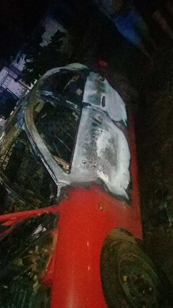 Queman vehículo varado en la calle por desperfectos mecánicos