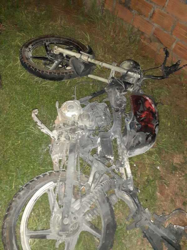 Tras accidente, moto se incendia en Iruña
