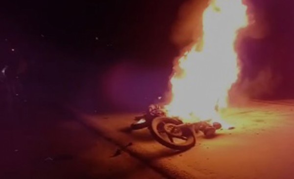 Motocicleta se incendia tras choque frontal de biciclos