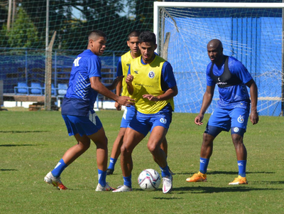 Así se perfila el once de Celso Ayala