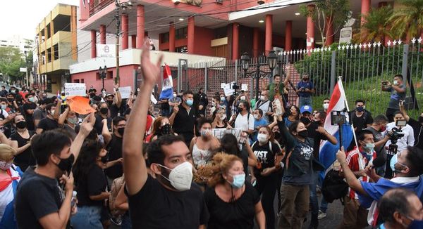 Manifestantes de #KoagaReikuaata se autoconvocan de nuevo esta tarde - Noticiero Paraguay