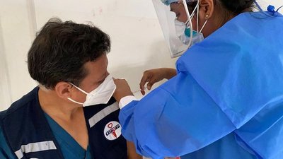 Perú comenzó la vacunación contra el coronavirus: un médico de Lima fue el primero en ser inmunizado | Ñanduti