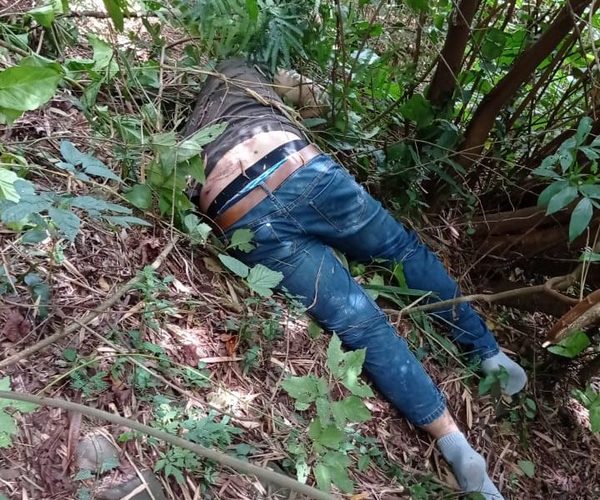 Joven se lanza de puente