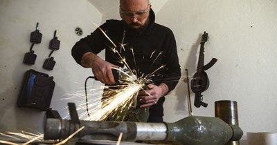 La Nación / Un artista serbio convierte las armas en instrumentos