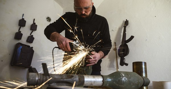 La Nación / Un artista serbio convierte las armas en instrumentos